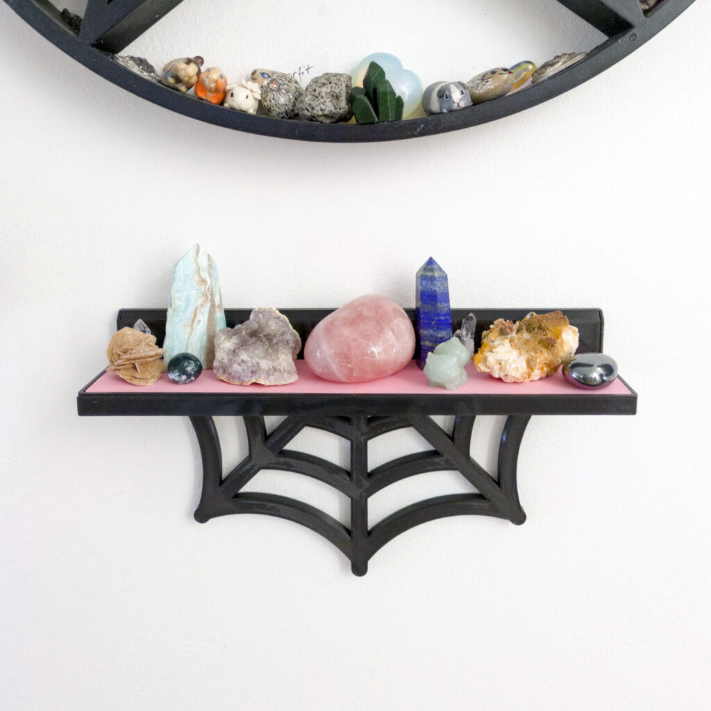 Pavoučí polička na krystaly